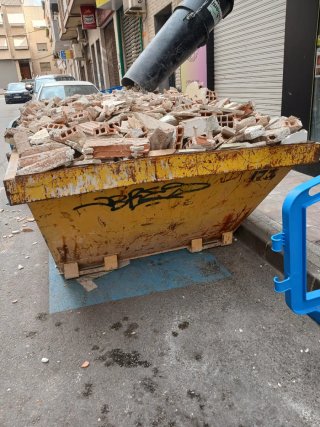 Trabajador albañil y todo.