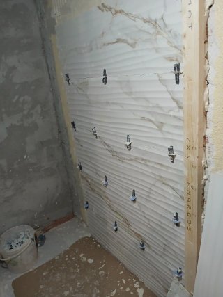 Trabajador albañil y todo.