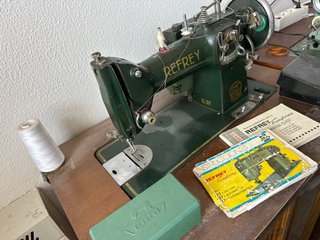 Máquina de coser Refrey verde
