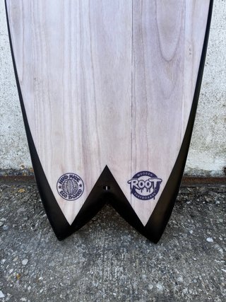 Tabla de surf de madera hueca sostenible