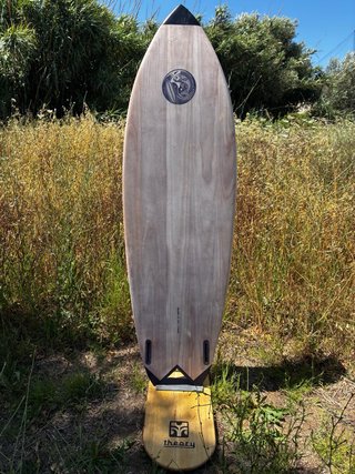 Tabla de surf de madera hueca sostenible