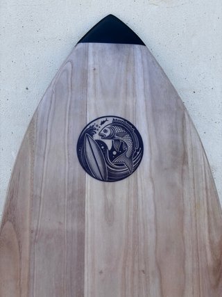 Tabla de surf de madera hueca sostenible
