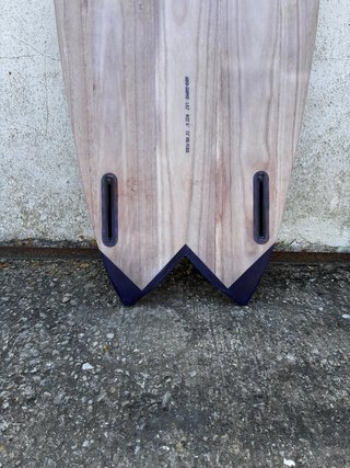 Tabla de surf de madera hueca sostenible