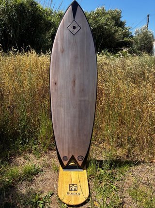 Tabla de surf de madera hueca sostenible