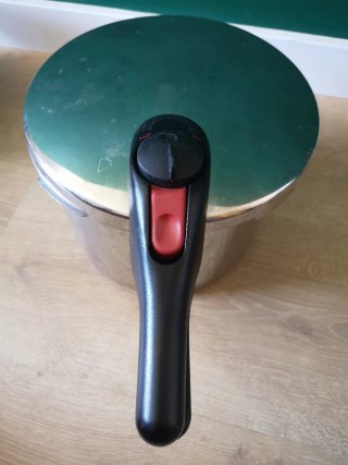 Olla a presión + Olla metálica
