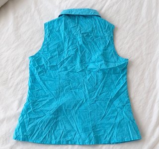Blusa azul con bordado