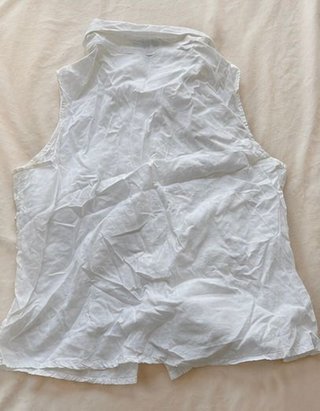 Blusa blanca sin mangas con botones