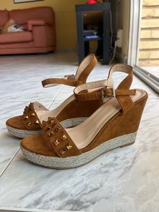 Tacones de cuña con tachuelas marrones y doradas