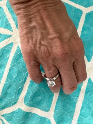 Anillo solitario en plata con falso Diamante.