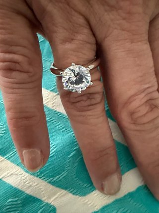 Anillo solitario en plata con falso Diamante.