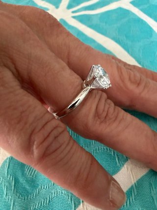 Anillo solitario en plata con falso Diamante.