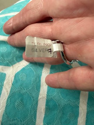 Anillo solitario en plata con falso Diamante.