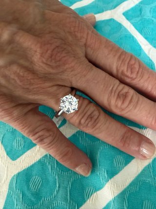 Anillo solitario en plata con falso Diamante.
