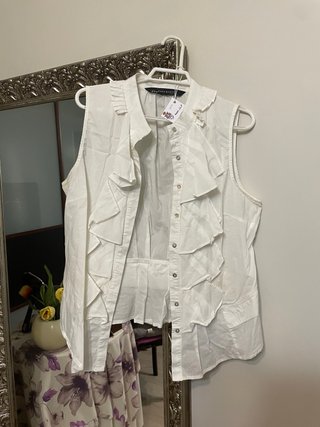 Camisa Zara sin mangas con volantes