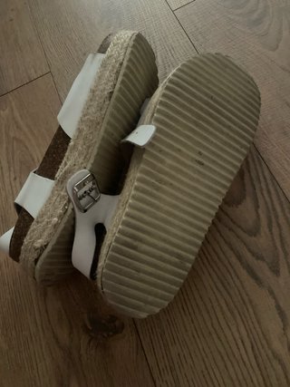 Sandalias blancas con plataform estilo Birkenstock
