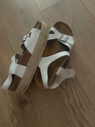 Sandalias blancas con plataform estilo Birkenstock