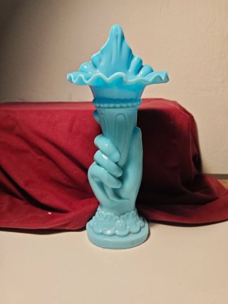 Jarrón de cristal azul con mano