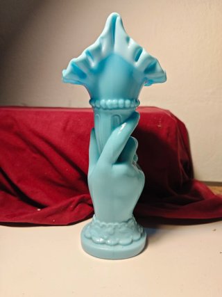 Jarrón de cristal azul con mano