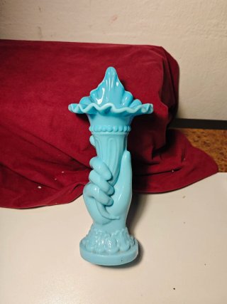 Jarrón de cristal azul con mano