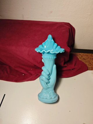 Jarrón de cristal azul con mano