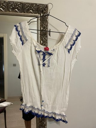 Camisa blanca con detalles azules