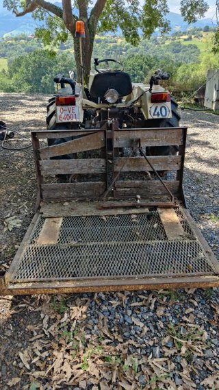 Tractor Pascuali 38 CV con plataforma y remolque