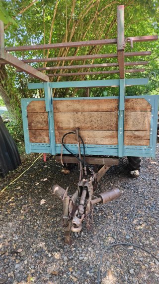Tractor Pascuali 38 CV con plataforma y remolque