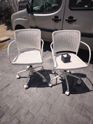 2 Sillas de Mimbre Blancas con Ruedas