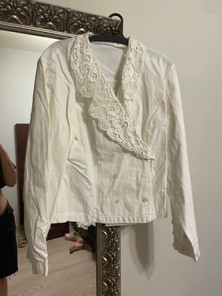 Blusa blanca con encaje