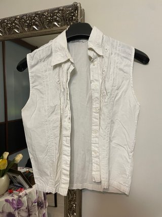Camisa blanca sin mangas bordada