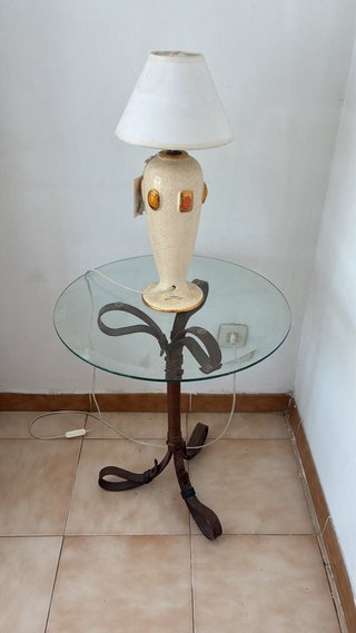 Mesa redonda de cristal con pie de forja