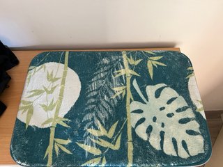 Tappeto da bagno con design tropicale