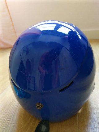 Casco esquí azul con gafas ventisca