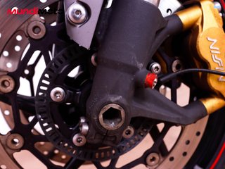 TRIUMPH STREET TRIPLE 675 R