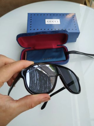Gafas de sol Gucci negras y doradas