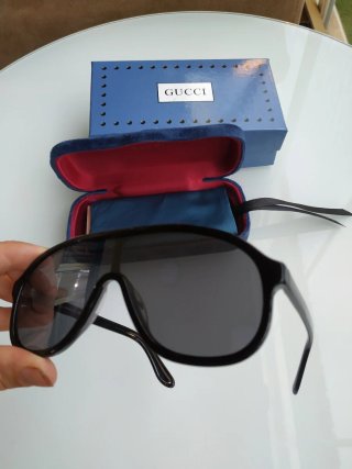 Gafas de sol Gucci negras y doradas