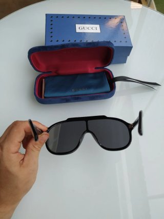 Gafas de sol Gucci negras y doradas