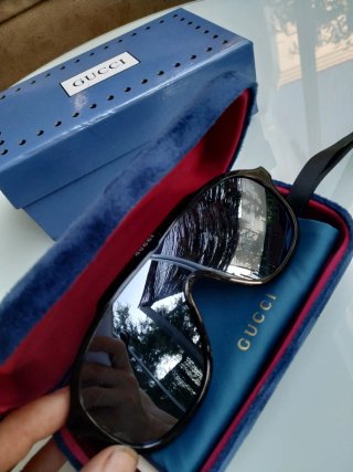 Gafas de sol Gucci negras y doradas