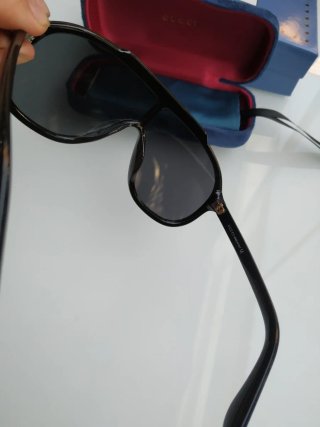Gafas de sol Gucci negras y doradas