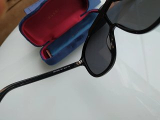 Gafas de sol Gucci negras y doradas