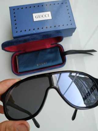 Gafas de sol Gucci negras y doradas