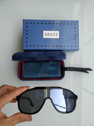 Gafas de sol Gucci negras y doradas