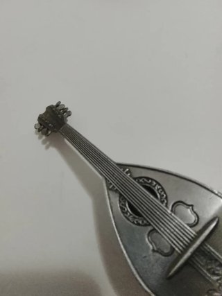 Pastillero plateado forma guitarra