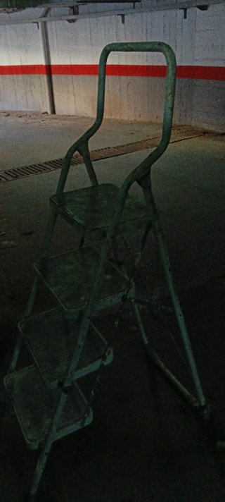 Escalera plegable de 4 peldaños