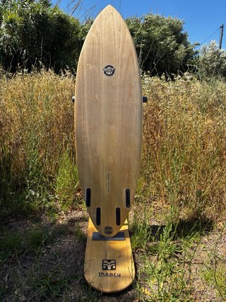 Tabla de surf madera hueca sostenible