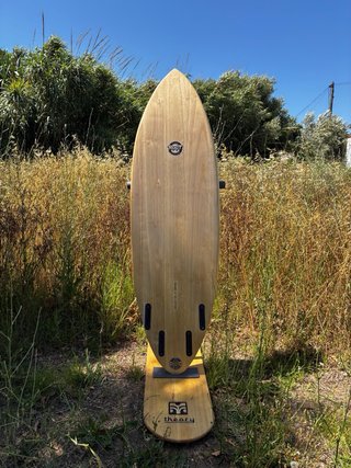 Tabla de surf madera hueca sostenible