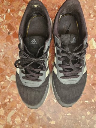 Zapatillas deportivas Adidas negras y grises