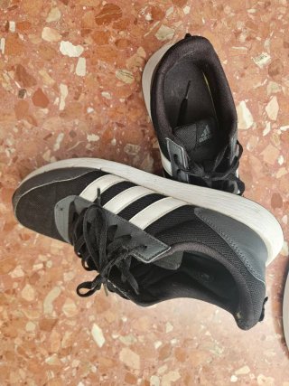 Zapatillas deportivas Adidas negras y grises