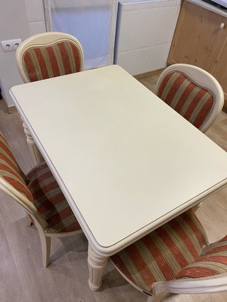 Mesa y 4 sillas tapizadas