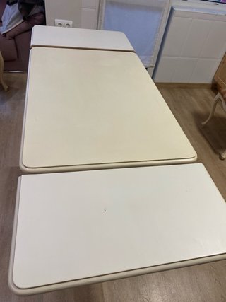 Mesa y 4 sillas tapizadas